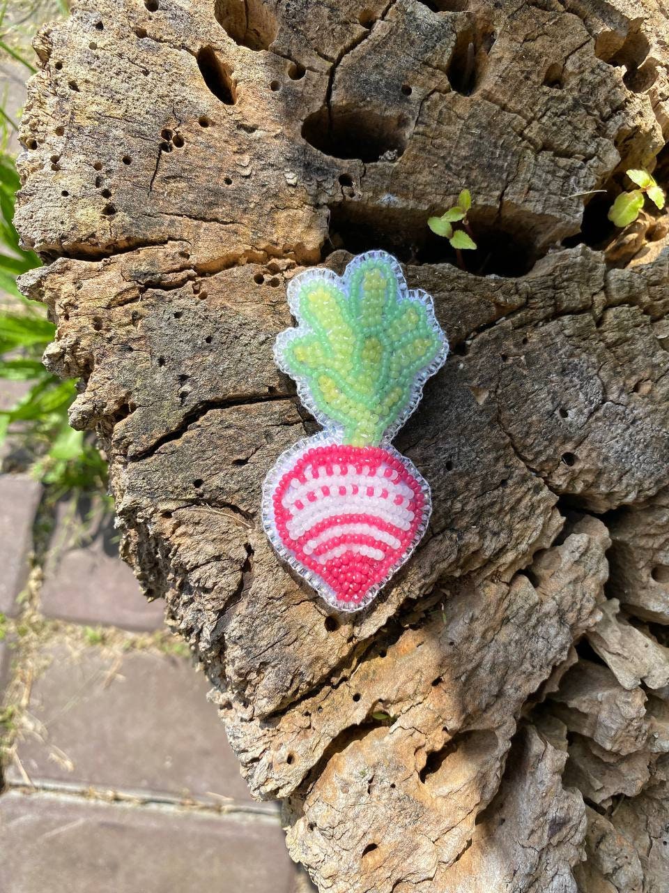 Rettich - Perlenbrosche Perlenstickerei, Handgefertigter Schmuck, Anstecknadel, Geschenk Für Naturliebhaber von LeiSolar