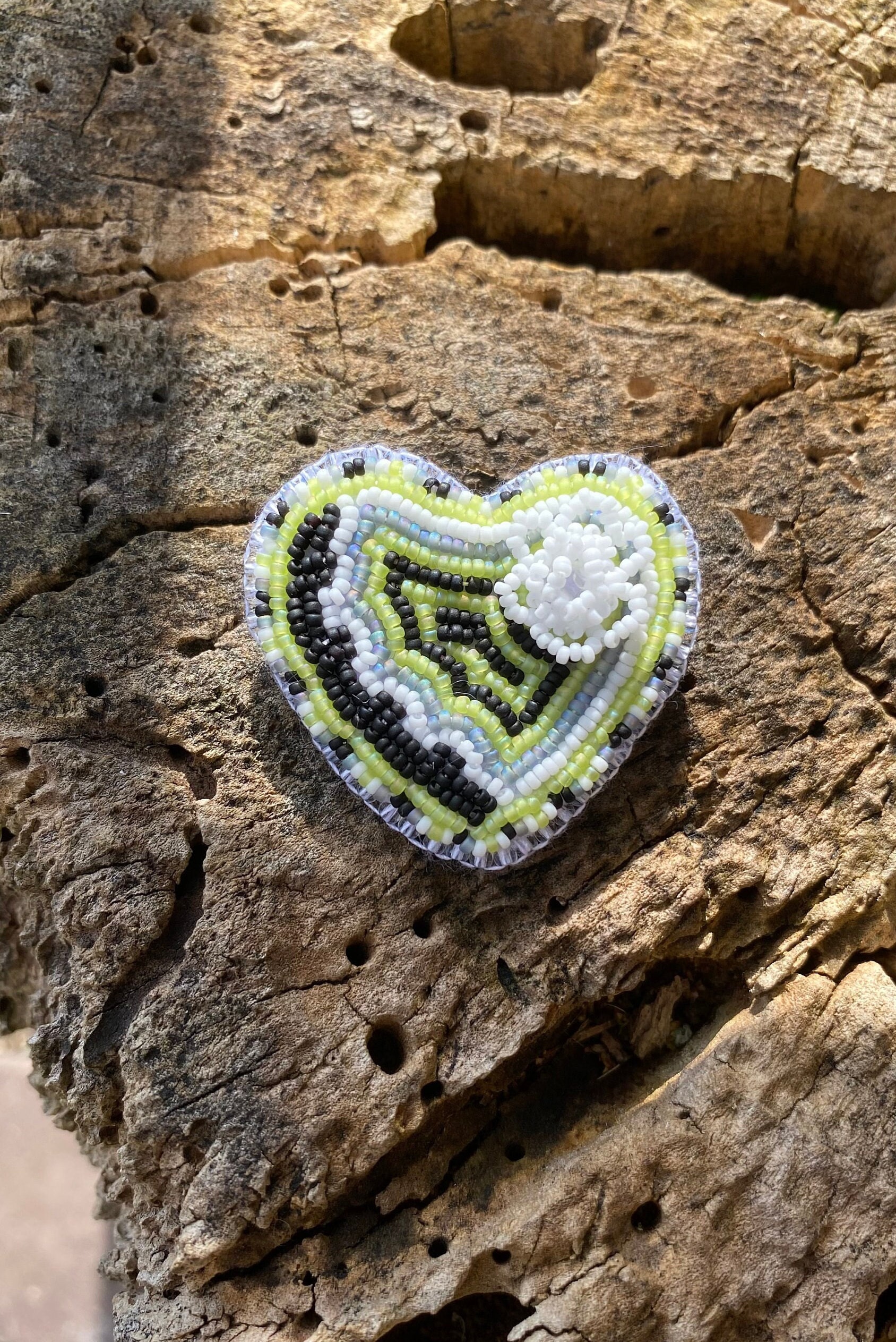 Vintage Pride Perlenbrosche | Perlenstickerei, Handgemachter Schmuck, Pin, Geschenk Für Lgbtqai+ Menschen von LeiSolar