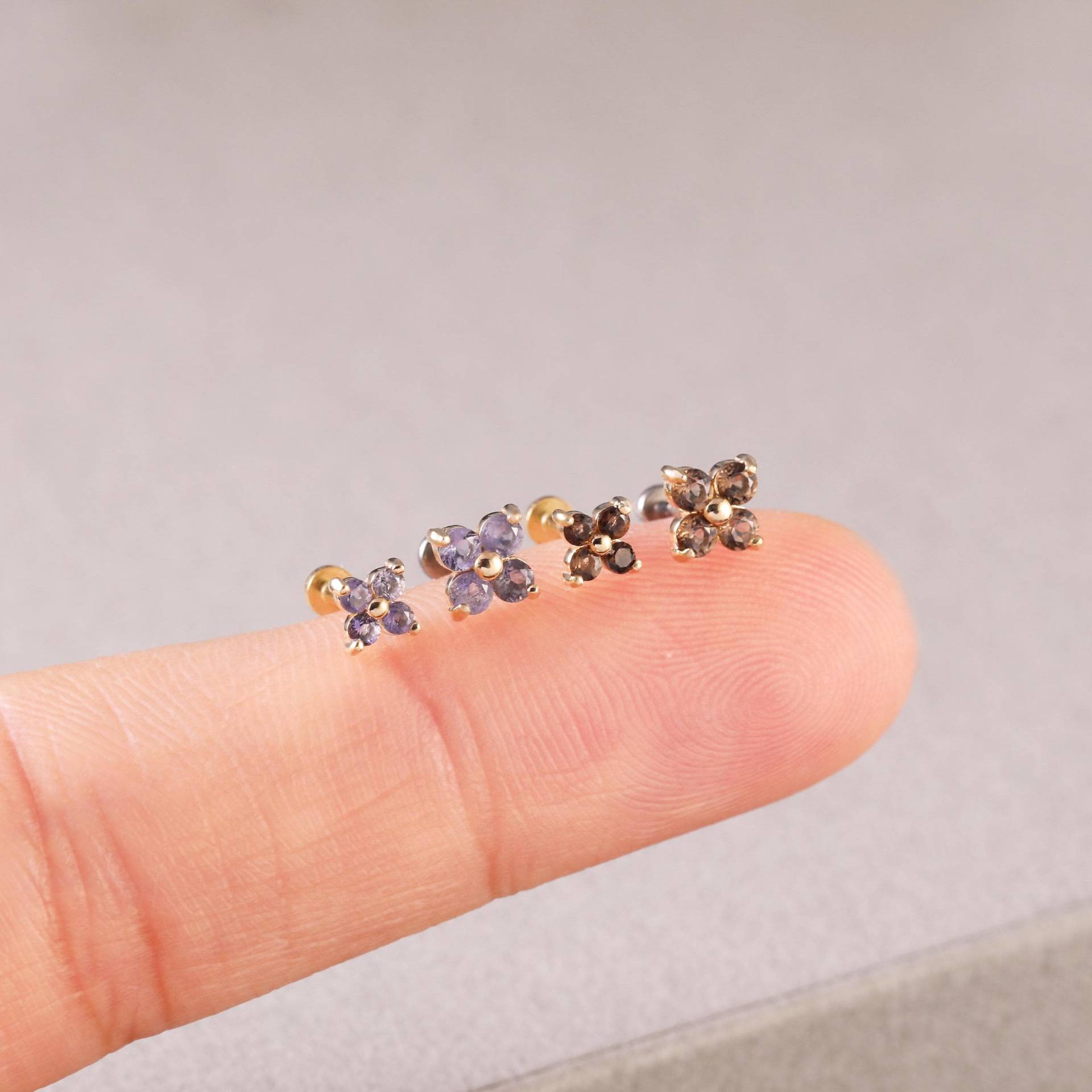 14K Solid Gold Rauchquarz Blumen Ohrring, Iolith Floral Helix Knorpel Conch Flache Rückseite, Edelstein Labret Tragus Threadless Push Pin Stud von LeiTjewelry