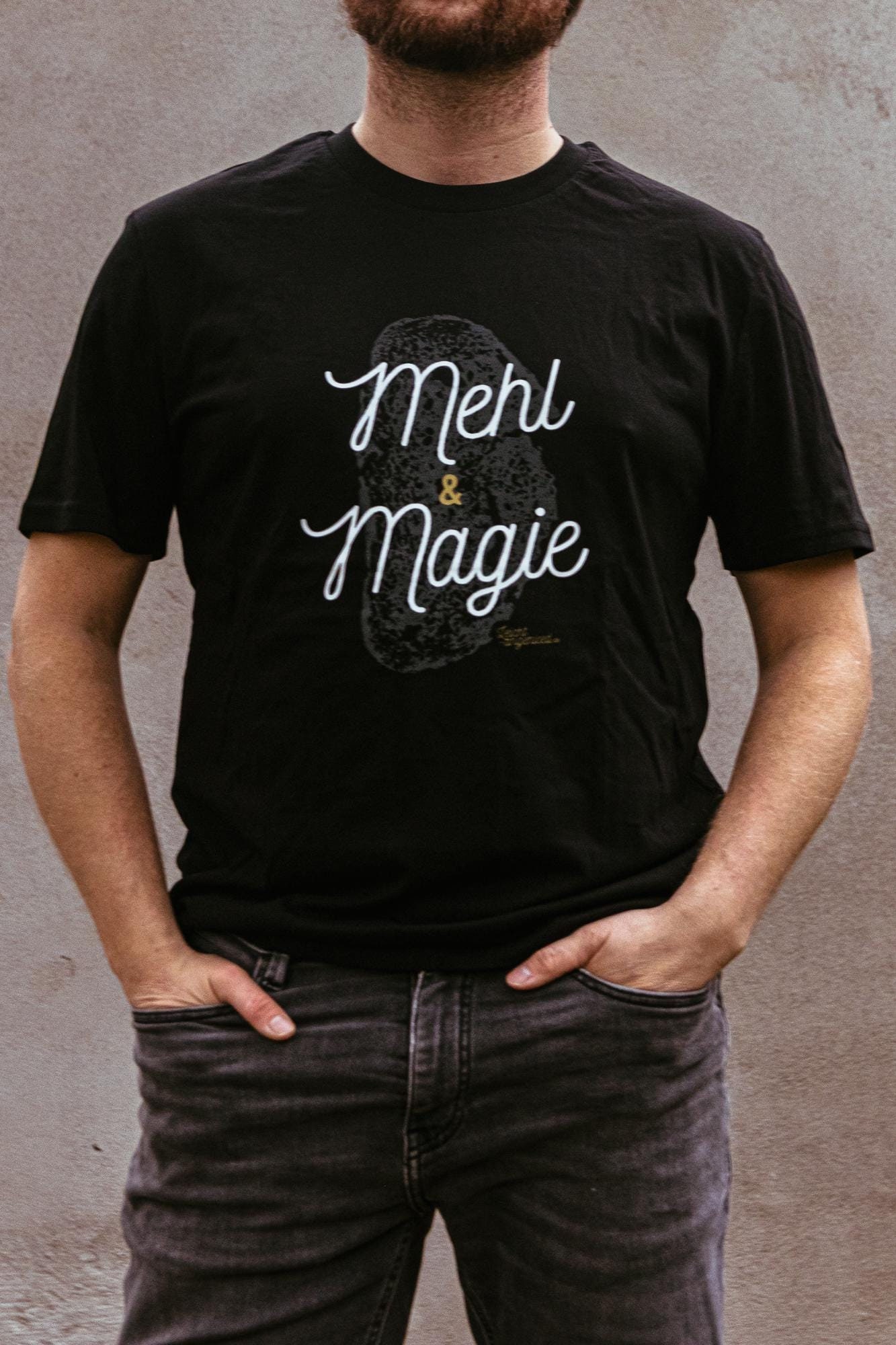 Sauerteig-Bäcker T-Shirt "Mehl Magie" Geschenk Zu Brot, Backmischung Oder Backstube. 100% Bio Baumwolle Sauerteig-Bäcker T-Shirt "Mehl Magie" Geschenk Zu Brot, Backmischung Oder Backstube. 100% Bio Baumwolle von LeichtAngeniced