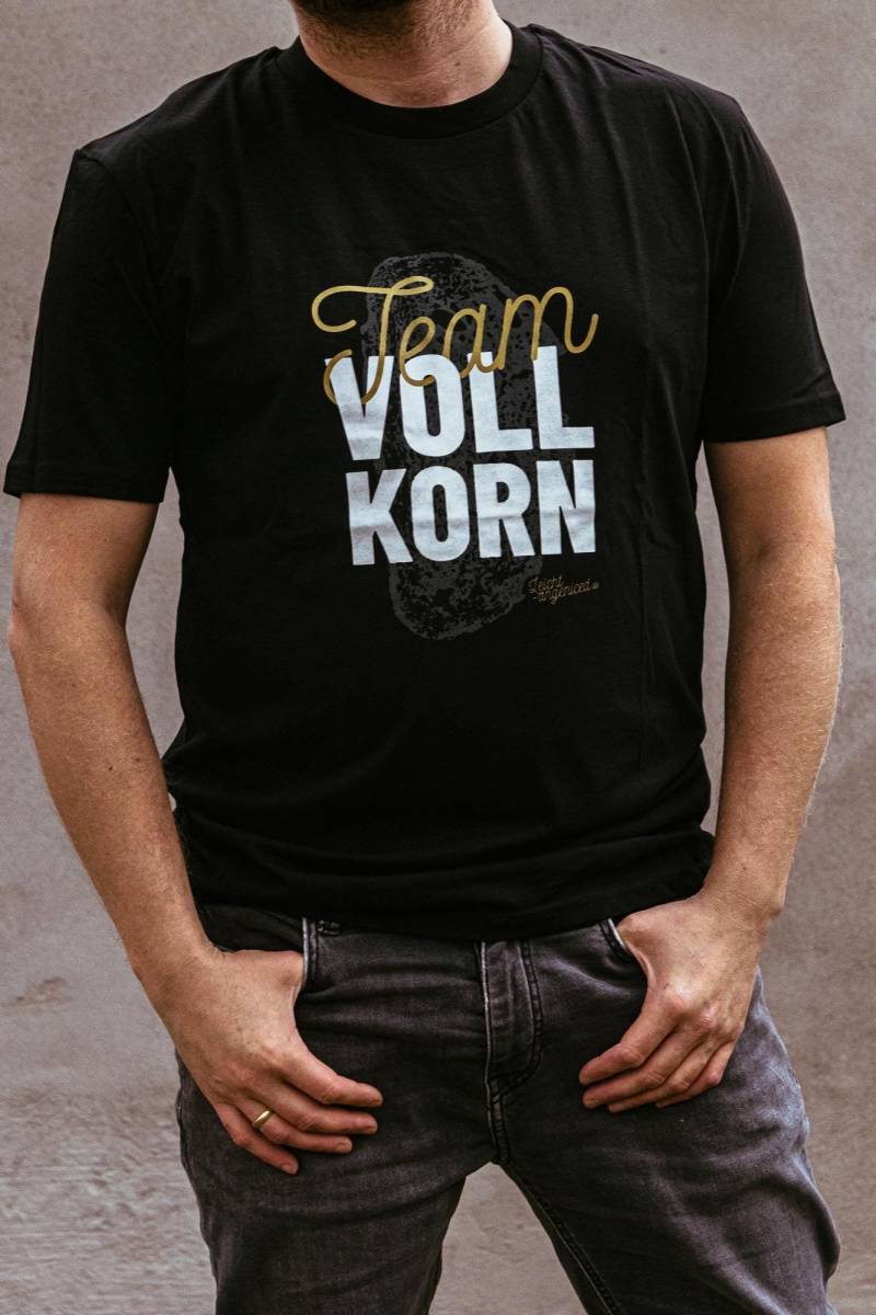 Sauerteig Bäcker T-Shirt "Team Vollkorn" Geschenk Zu Brot, Sauerteig, Backmischung Oder Backstube. 100% Bio Baumwolle von LeichtAngeniced