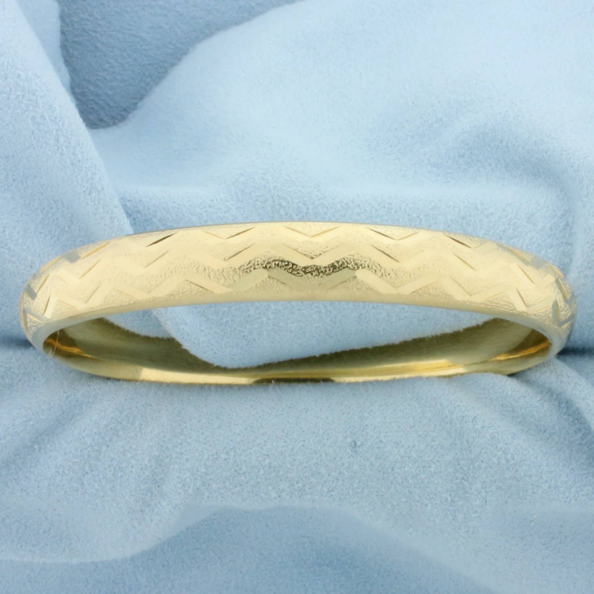 Wave Design Armreif in 14K Gelbgold von LeifJewelryCo