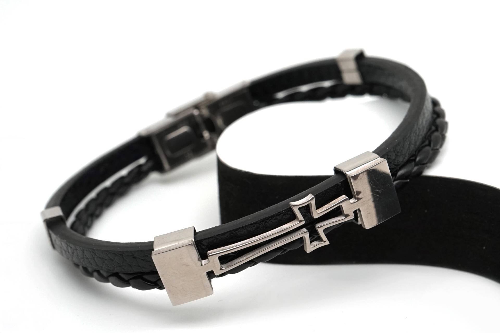 Armband Aus Echt Leder. Stilvolles Mit Kreuzmotiv Armband Aus Echt Leder. Stilvolles Mit Kreuzmotiv von LeifestyleDK