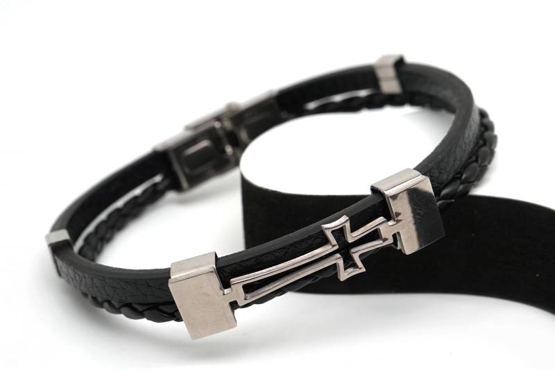 Armband Aus Echt Leder. Stilvolles Mit Kreuzmotiv Armband Aus Echt Leder. Stilvolles Mit Kreuzmotiv von LeifestyleDK