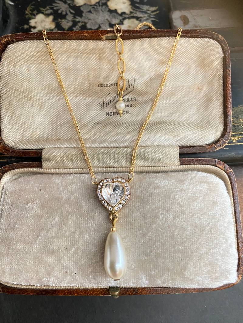 Butler & Wilson Vintage Klare Kristall Herz Und Künstliche Träne Perle Tropfen Anhänger Halskette Mit Verstellbarer Kette. Vergoldet Butler & Wilson Vintage Klare Kristall Herz Und Künstliche Träne Perle Tropfen Anhänger Halskette Mit Verstellbarer Kette. Vergoldet von LeighAnneMcCague