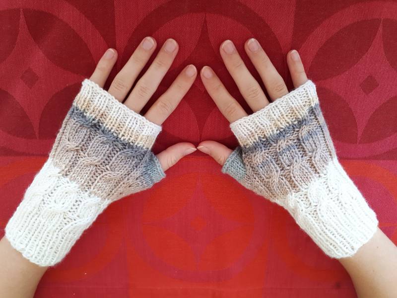 Handgestrickte Armstulpen Wolle Polyacryl Viskose Cremeweiß/Hellbraun/Grün Handschuhe Armstulpen Handgestrickt Pulswärmer Weihnachtsgeschenk von LeinenFlair
