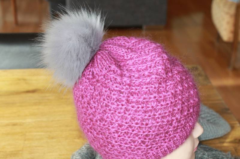 Handgestrickte Mütze Beanie Mit Bommel Grau Lila Gestrickte Handgestrickte Wintermütze Strickmütze Damen von LeinenFlair