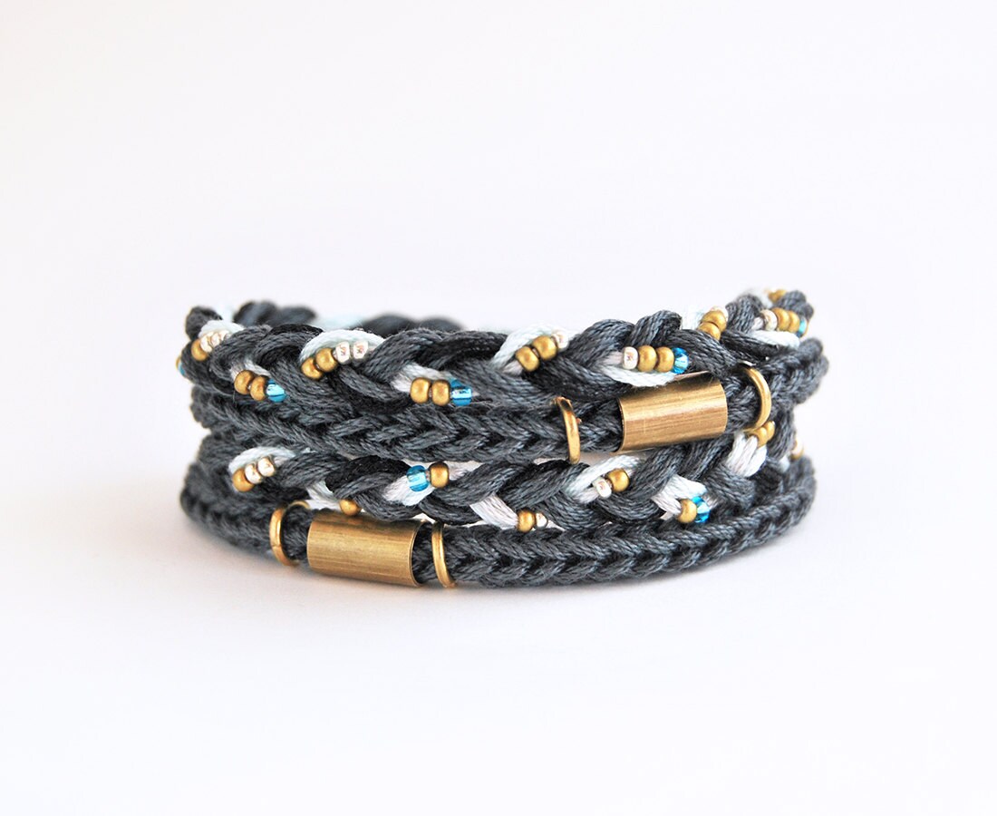 Anthrazit Wickelarmband, Armband, Stricken Armband Mit Messingröhrchen Geflecht von LeiniJewelry