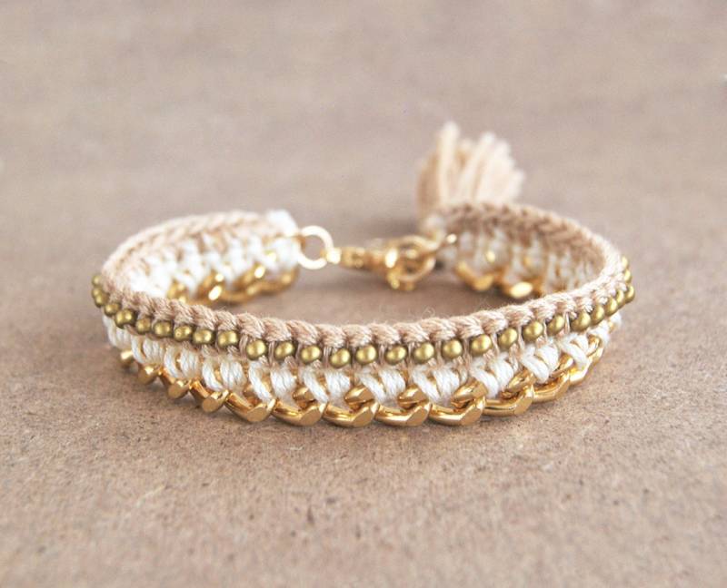 Beige Häkelarmband Mit Klobigen Kette, Creme Quaste Armband Perlen, Bohoarmband, Und Gold von LeiniJewelry