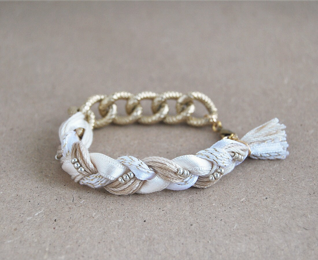 Beiges Armband Mit Klobigen Kette, Boho Geflecht Armband, Kettenarmband, Beige Und Gold von LeiniJewelry