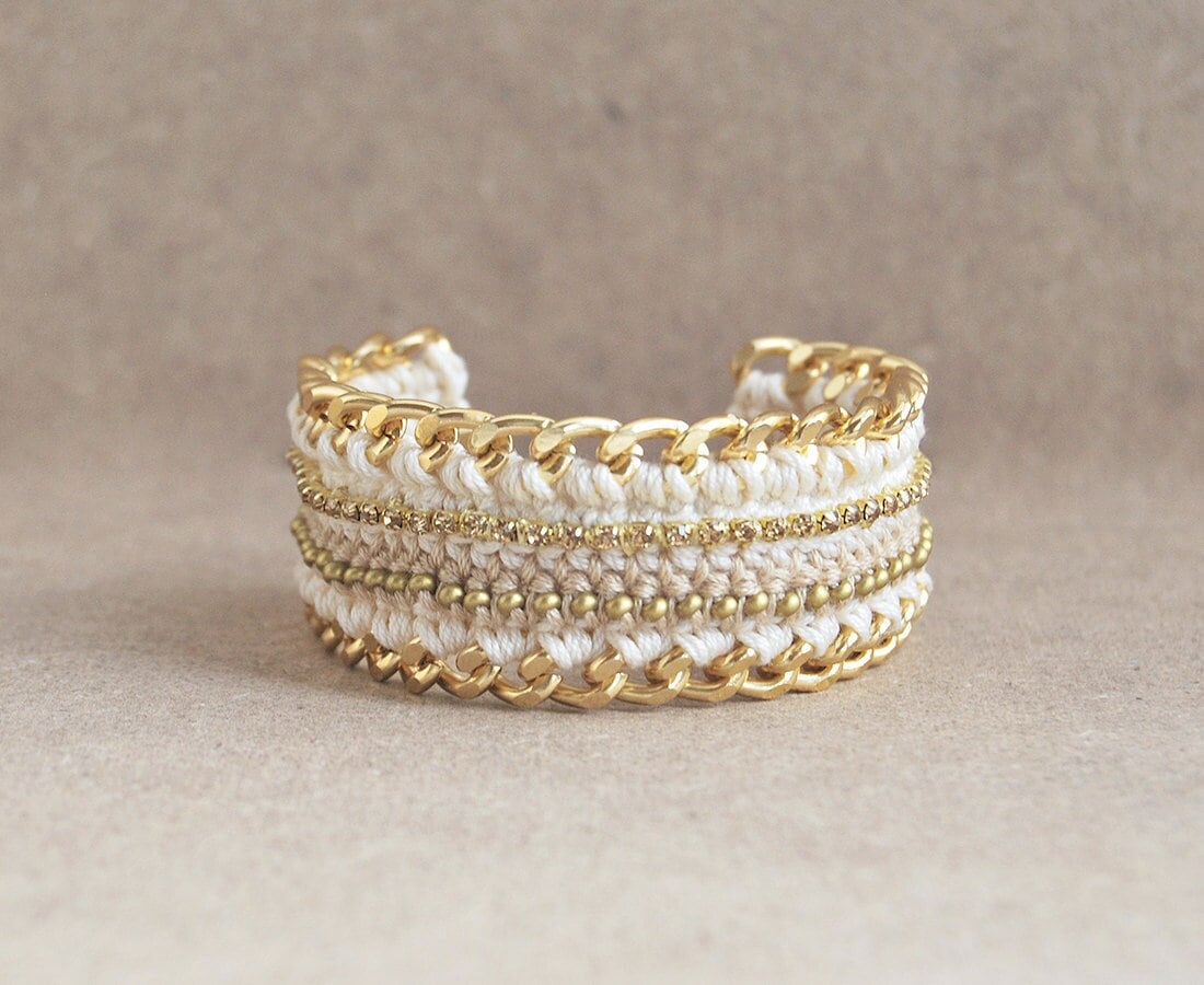 Beiges Häkelarmband Mit Perlen, Boho Armband Strasssteinen von LeiniJewelry