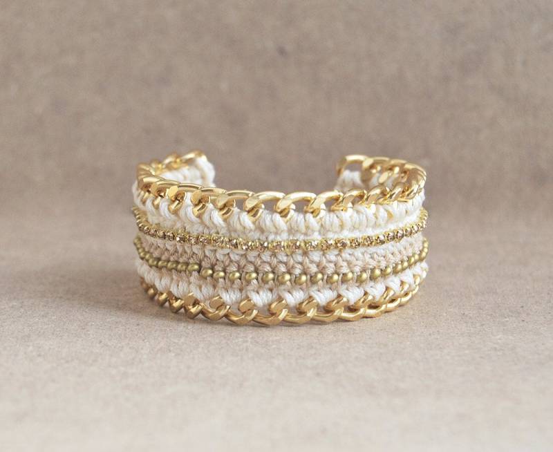 Beiges Häkelarmband Mit Perlen, Boho Armband Strasssteinen von LeiniJewelry