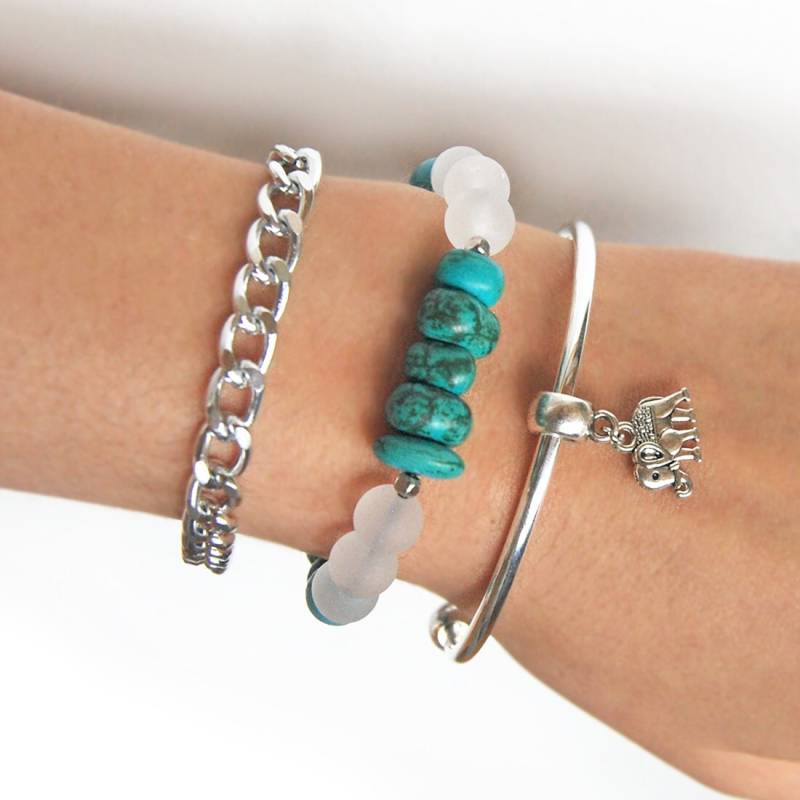 Boho Armband Stapel Mit Elefanten Charme, Türkis Farbe Howlite Perlen in Silber Und Weiß Gesetzt von LeiniJewelry