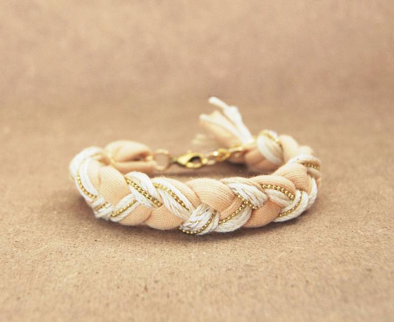 Creme Geflecht Freundschaftsarmband Mit Kette, Aus Baumwolle, Beige-Armband von LeiniJewelry