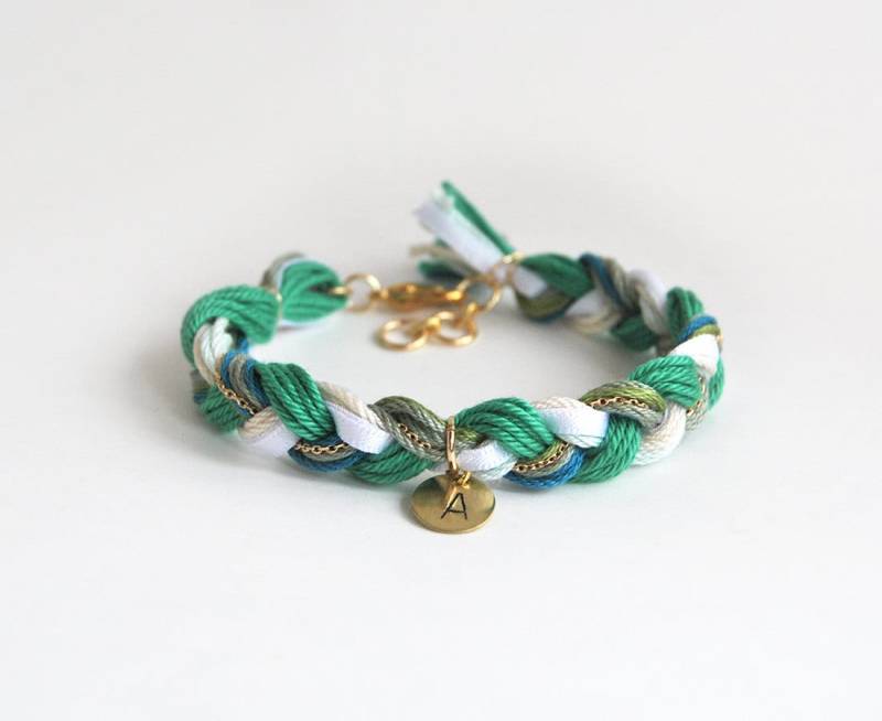 Erste, Smaragd Grün Armband Mit Anfänglichen Charme, Grüne Freundschaftsarmband, Geflecht von LeiniJewelry