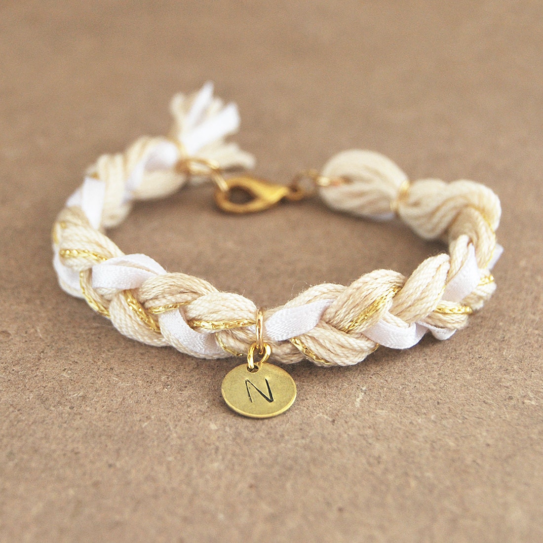 Erste Armband Mit Hand Gestempelt Charme, Personalisierte Anfänglichen Beige Geflochtenarmband, Geschenk Für Sie von LeiniJewelry