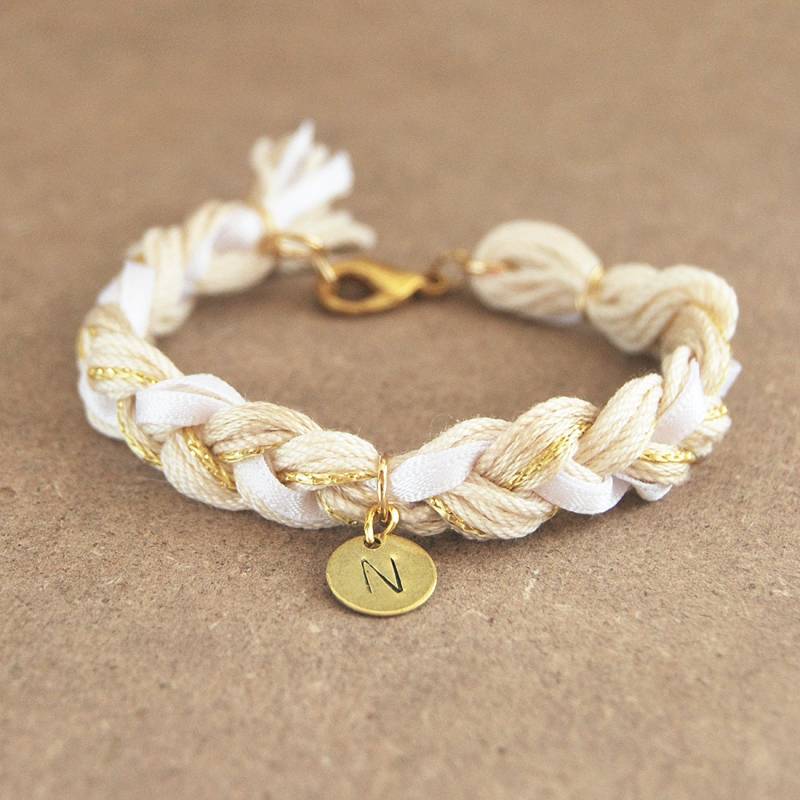 Erste Armband Mit Hand Gestempelt Charme, Personalisierte Anfänglichen Beige Geflochtenarmband, Geschenk Für Sie von LeiniJewelry