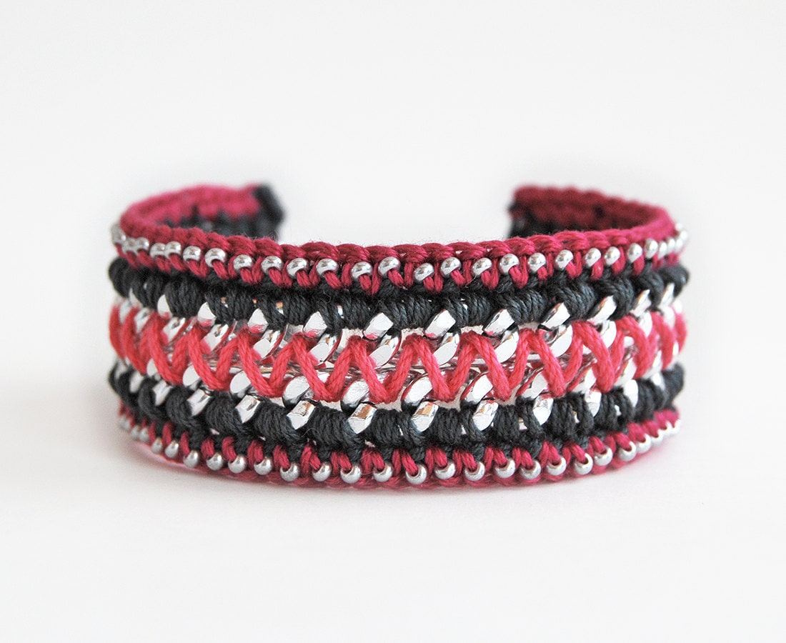 Gewebtes Armband Mit Kette Und Perlen, Graues Rosafarbenes Klobiges Kettenarmband, Rosa Freundschaftsarmband, Boho-Armband von LeiniJewelry