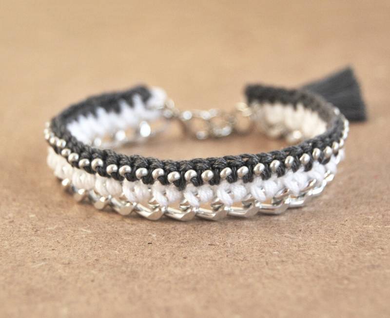 Graue Quaste Armband Mit Klobigen Kette, Bohoarmband Perlen, Grau Und Weiß Silber Kette von LeiniJewelry