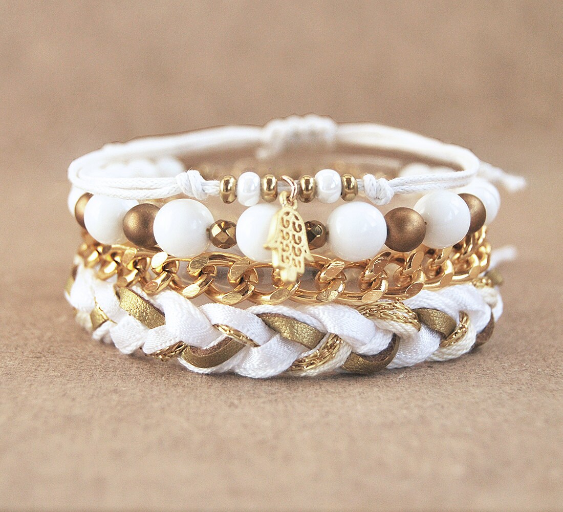 Hamsa Hand Armband Stapel, Satz Von Armbändern, Weiß Und Gold Arm Süßigkeiten, Stapeln Armbänder, Boho Schmuck von LeiniJewelry