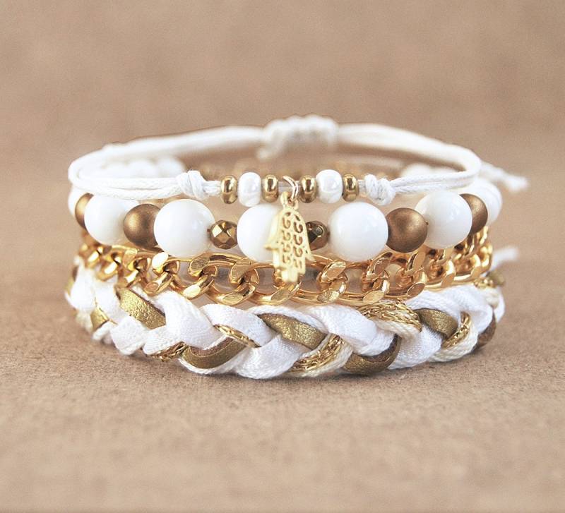 Hamsa Hand Armband Stapel, Satz Von Armbändern, Weiß Und Gold Arm Süßigkeiten, Stapeln Armbänder, Boho Schmuck von LeiniJewelry