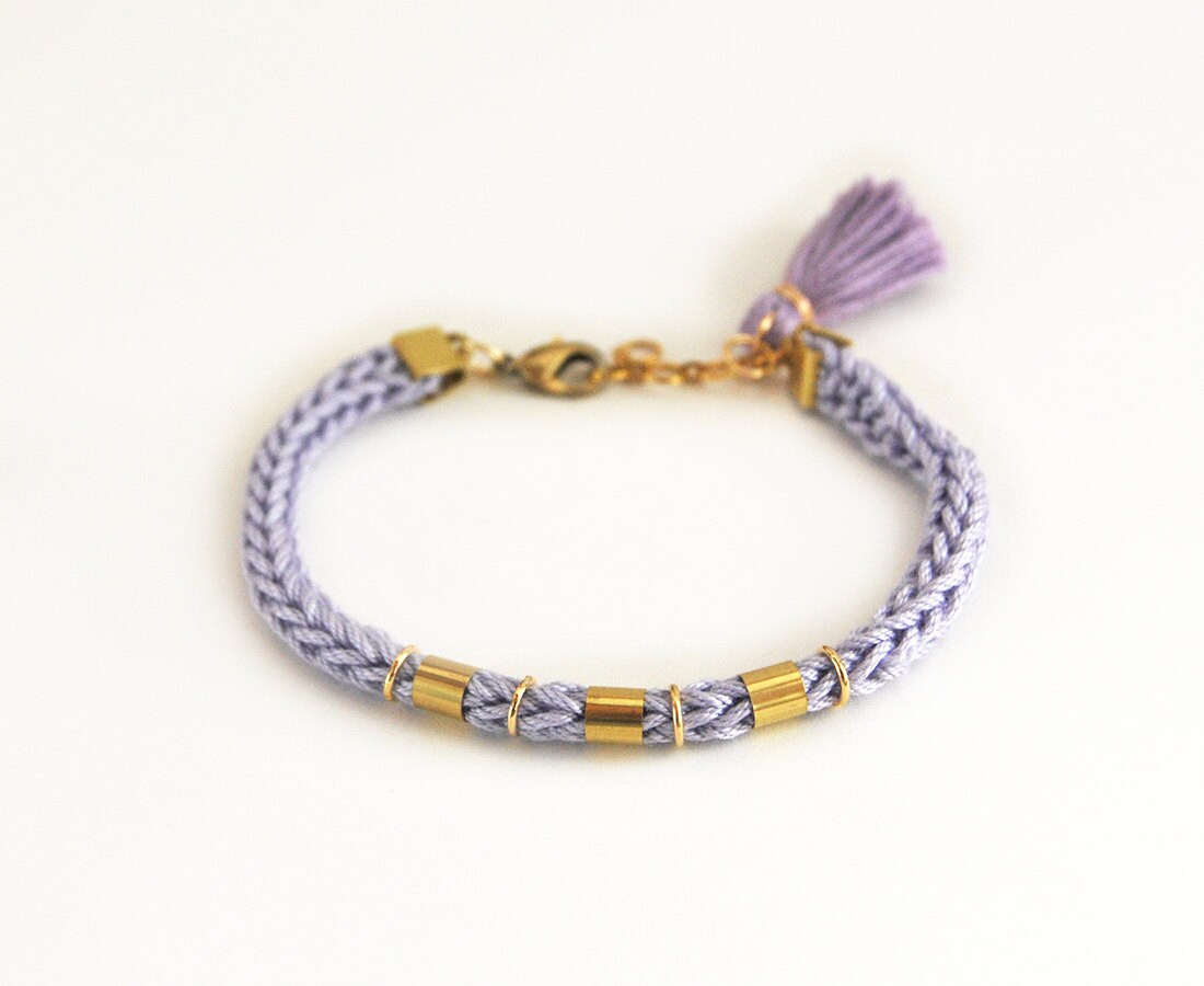 Lavendel Quaste Armband Zum Stapeln, Stricken Schnur Mit Und Messing Rohre, Lila Gold von LeiniJewelry