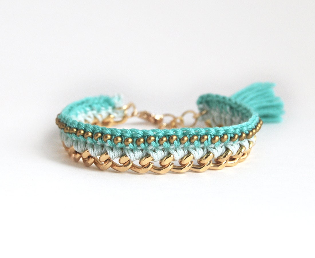 Mintgrünes Armband, Häkelarmband Mit Dicker Kette, Mintfarbenes Quastenarmband Perlen, Boho Armband von LeiniJewelry