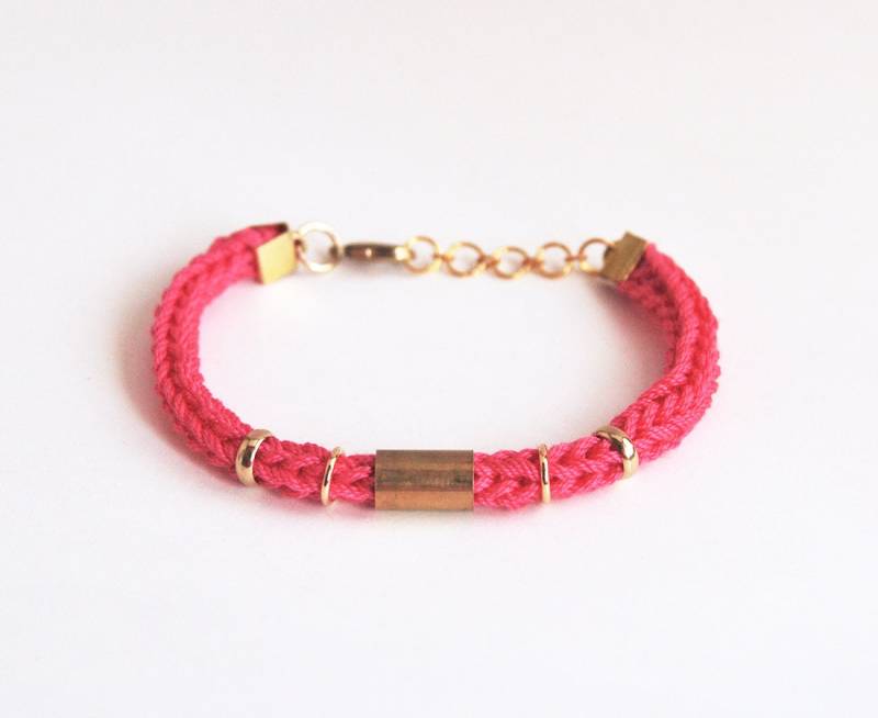 Neon Pink Armband Mit Rohr, Stricken Für Stapeln, Baumwolle Und Messing von LeiniJewelry