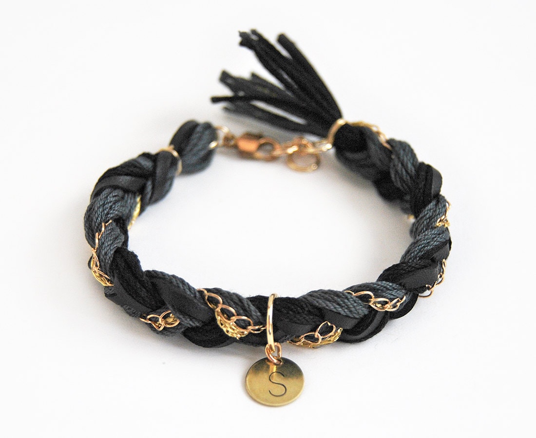 Personalisierte Geflochtenes Armband, Erste Armband Mit Hand Gestempelt Anhänger, Gold Und Schwarz Boho-Geschenk Für Sie von LeiniJewelry
