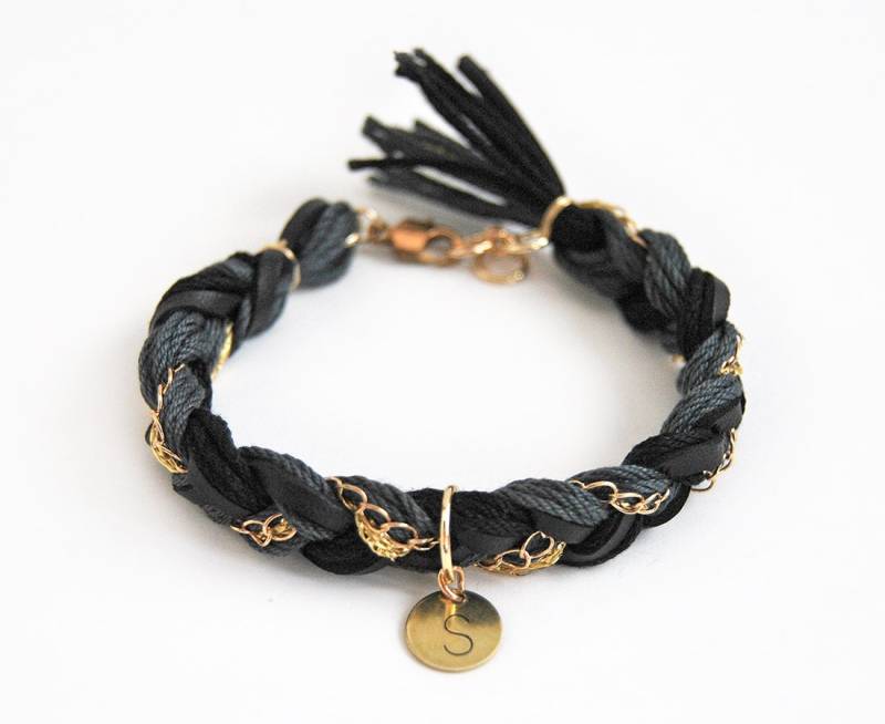 Personalisierte Geflochtenes Armband, Erste Armband Mit Hand Gestempelt Anhänger, Gold Und Schwarz Boho-Geschenk Für Sie von LeiniJewelry
