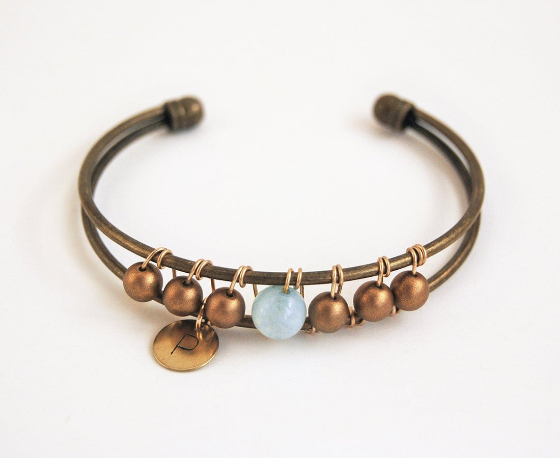 Personalisierte Manschette Armband, Draht Gewickelt Erste Aquamarin Edelstein Perlen Armband Für Sie von LeiniJewelry