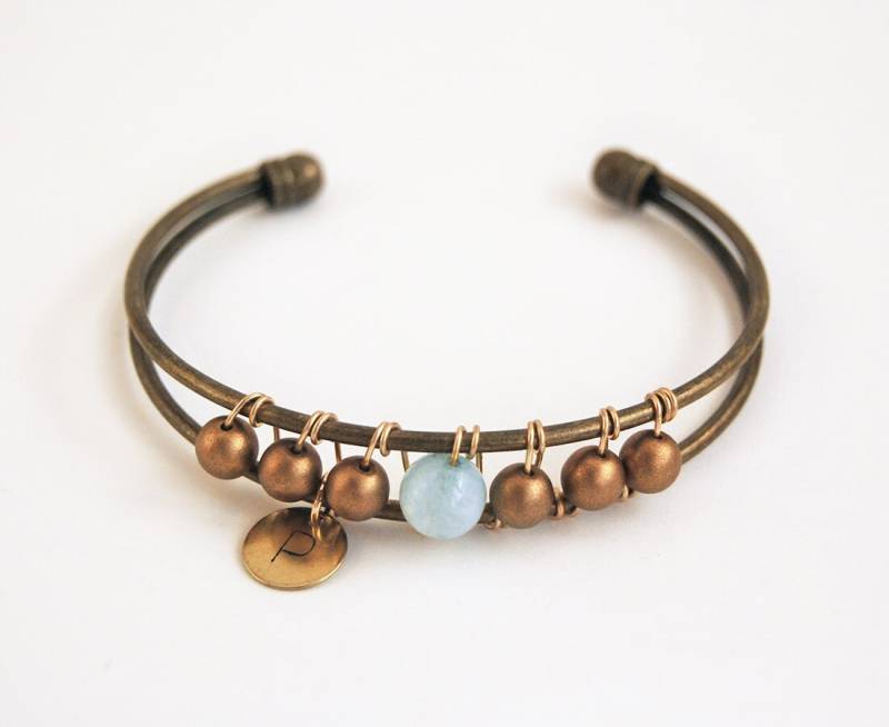 Personalisierte Manschette Armband, Draht Gewickelt Erste Aquamarin Edelstein Perlen Armband Für Sie von LeiniJewelry