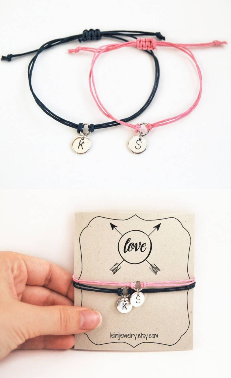 Personalisiertes Paar Armband Set, Geschenk Sein Initial Set in Marine Und Rosa, Handgestempelt von LeiniJewelry