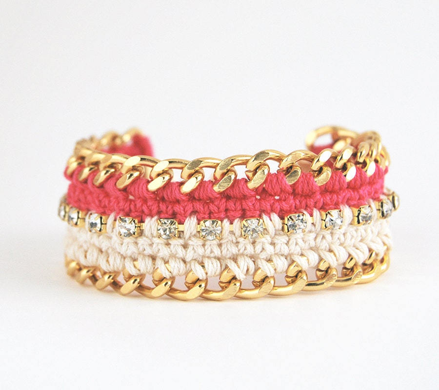 Rosa Armband Mit Strasssteinen Und Klobiger Kette, Häkelarmband in Beige, Farbblock-Statement-Armband von LeiniJewelry