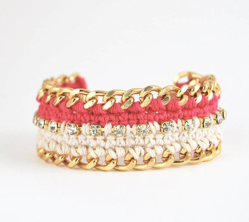 Rosa Armband Mit Strasssteinen Und Klobiger Kette, Häkelarmband in Beige, Farbblock-Statement-Armband von LeiniJewelry