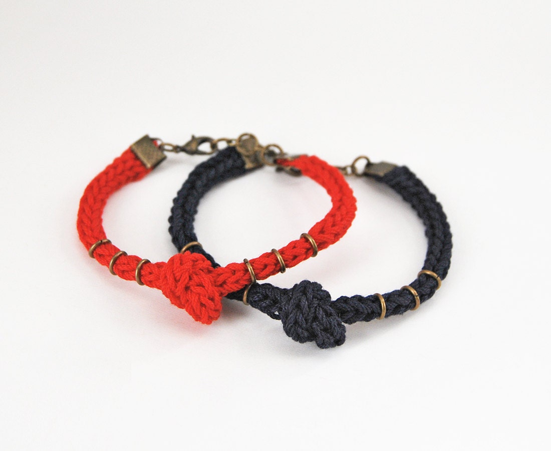 Rot Und Blau Paar Armband Set Mit Knoten Ringe, Seine Ihr in Rot Navy von LeiniJewelry