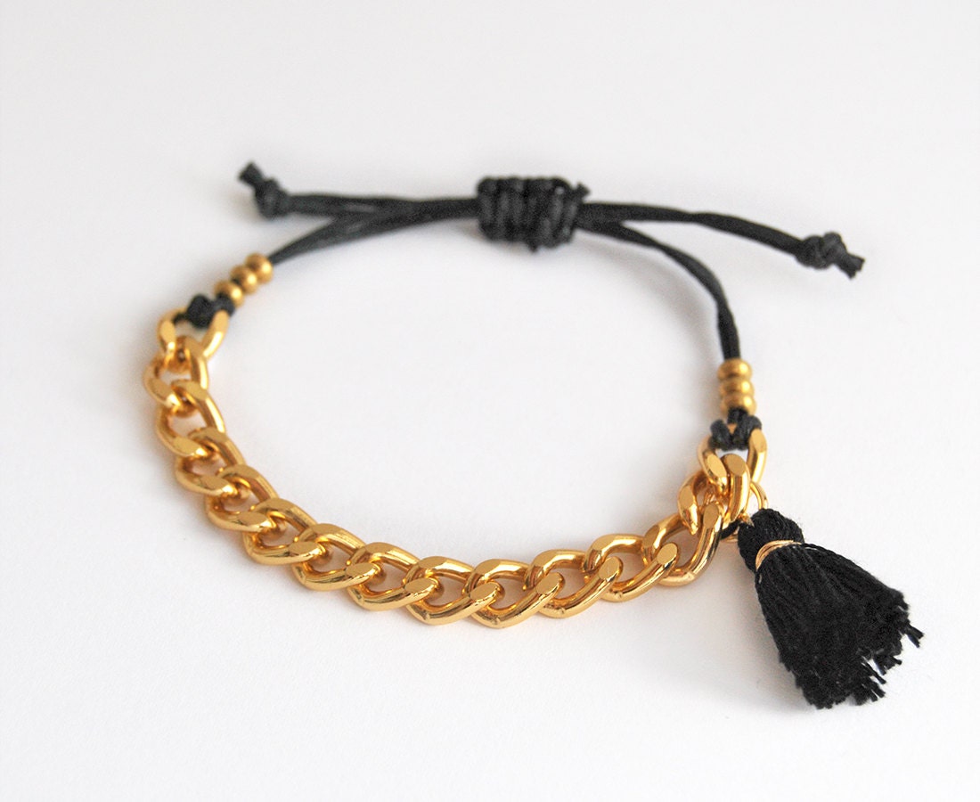 Schwarzes Armband Mit Klobigen Kette, Schwarz Boho Quaste Armband, Und Gold von LeiniJewelry