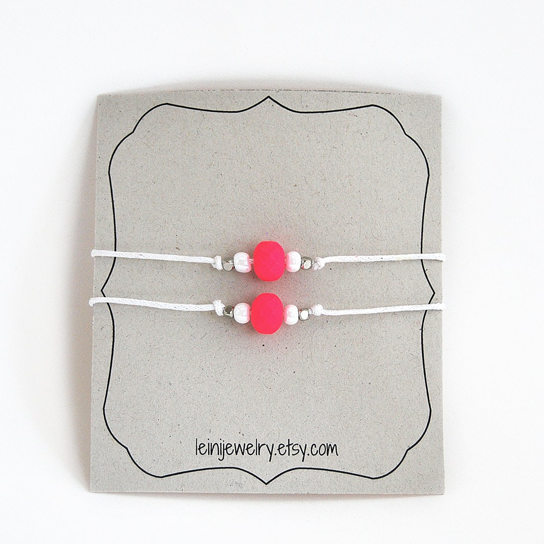 Set Von Freundschaft Armbänder Mit Perlen, Bff Armband Set, Weiße Baumwollschnur Und Neon Rosa Perle, Beste Freunde Geschenk von LeiniJewelry