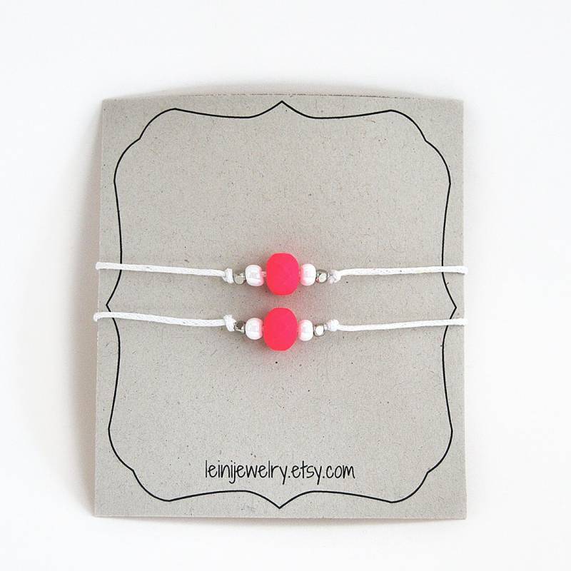 Set Von Freundschaft Armbänder Mit Perlen, Bff Armband Set, Weiße Baumwollschnur Und Neon Rosa Perle, Beste Freunde Geschenk von LeiniJewelry