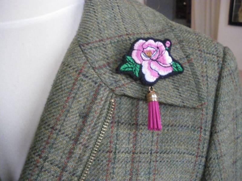 Anstecker Brosche Anstecknadel Anhänger Unikat Einzelstück Rose Blume Gestickte Mit Quaste von LeipzigerAllerlei