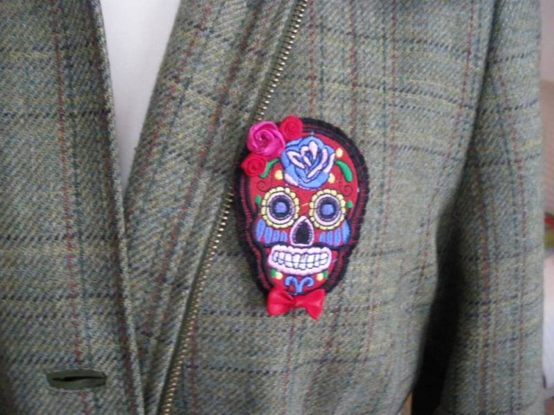 Anstecker Brosche Anstecknadel Anhänger Unikat Einzelstück Schädel Totenschädel Blumen Schleife Rot von LeipzigerAllerlei