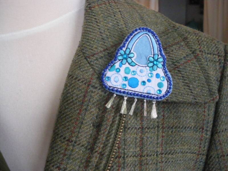 Anstecker Brosche Anstecknadel Anhänger Unikat Einzelstück Tasche Handtasche Mit Fransen Blau von LeipzigerAllerlei