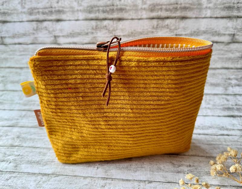 Kosmetiktasche Aus Cord Curry von LeipzigerTuepfel