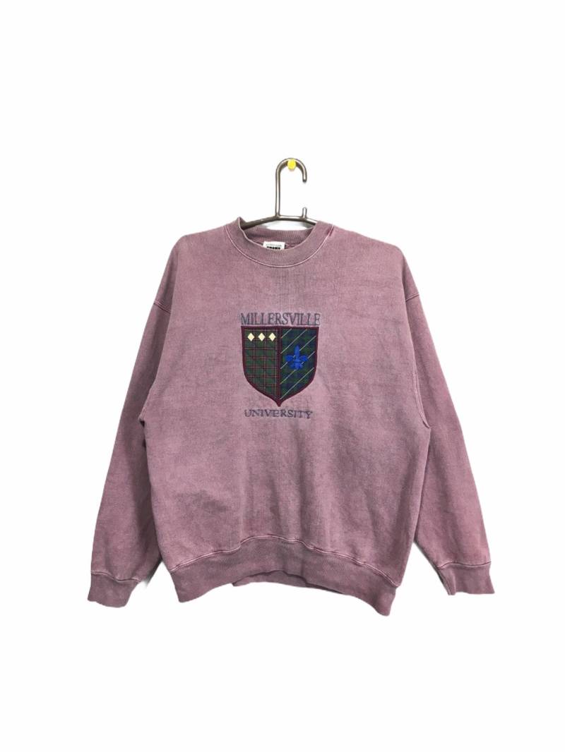 Vintage Millersville College Stickerei Großes Logo Sweatshirt Vintage Millersville College Stickerei Großes Logo Sweatshirt von LeisureVintageStore