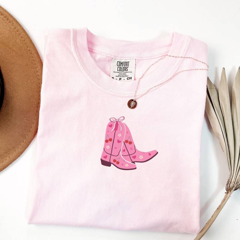 Coquette Cowgirl, Kleidung, Cowgirl Coquette, Soft Girl Ära, Western Coastal Boots Shirt Coquette Cowgirl, Kleidung, Cowgirl Coquette, Soft Girl Ära, Western Coastal Boots Shirt von LeisurelyMoments