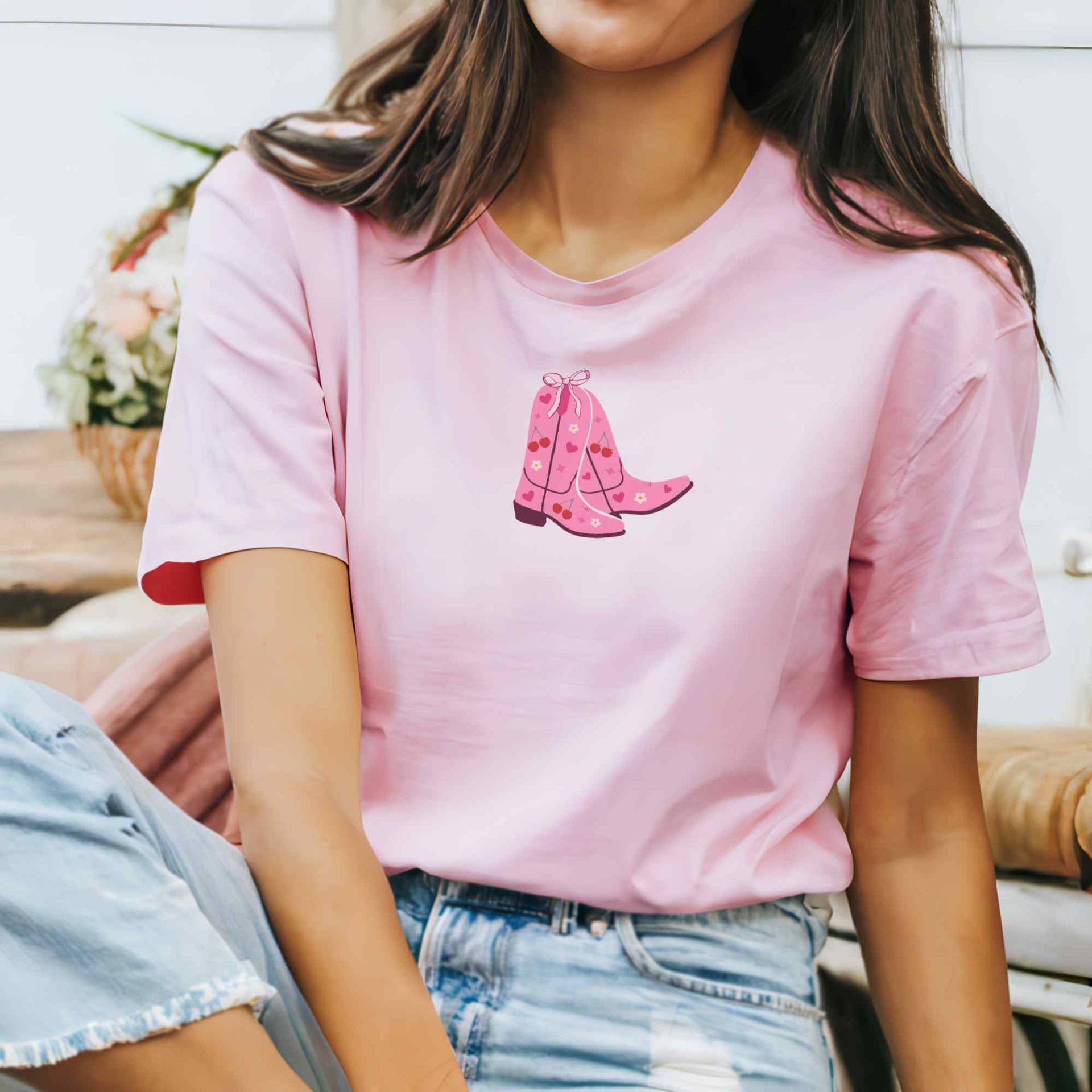 Coquette Cowgirl, Kleidung, Cowgirl Coquette, Soft Girl Ära, Western Coastal Boots Shirt Coquette Cowgirl, Kleidung, Cowgirl Coquette, Soft Girl Ära, Western Coastal Boots Shirt von LeisurelyMoments
