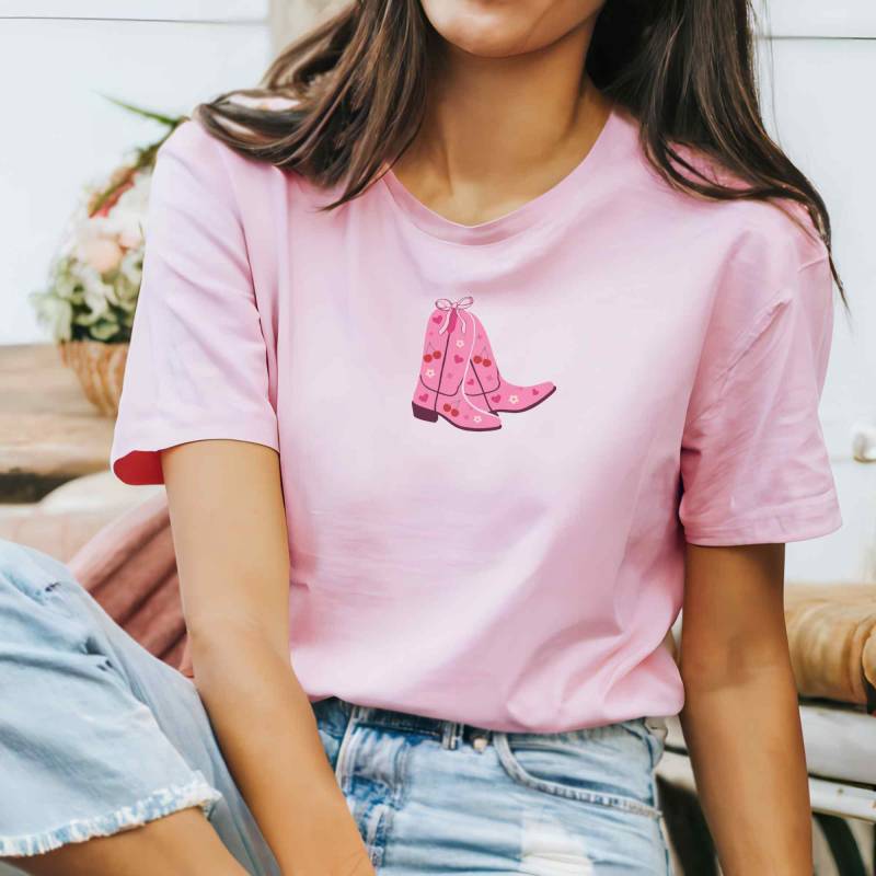 Coquette Cowgirl, Kleidung, Cowgirl Coquette, Soft Girl Ära, Western Coastal Boots Shirt Coquette Cowgirl, Kleidung, Cowgirl Coquette, Soft Girl Ära, Western Coastal Boots Shirt von LeisurelyMoments