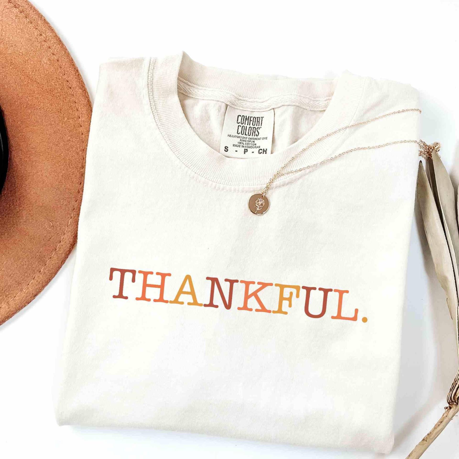 Dankbar, Komfort Farbe Retro Shirt, Frauen Thanksgiving Dankbar Herbst Es Ist Yall Dankbar, Komfort Farbe Retro Shirt, Frauen Thanksgiving Dankbar Herbst Es Ist Yall von LeisurelyMoments