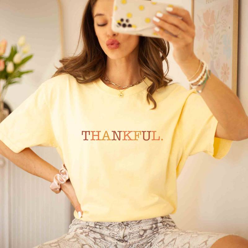 Dankbar, Komfort Farbe Retro Shirt, Frauen Thanksgiving Dankbar Herbst Es Ist Yall Dankbar, Komfort Farbe Retro Shirt, Frauen Thanksgiving Dankbar Herbst Es Ist Yall von LeisurelyMoments