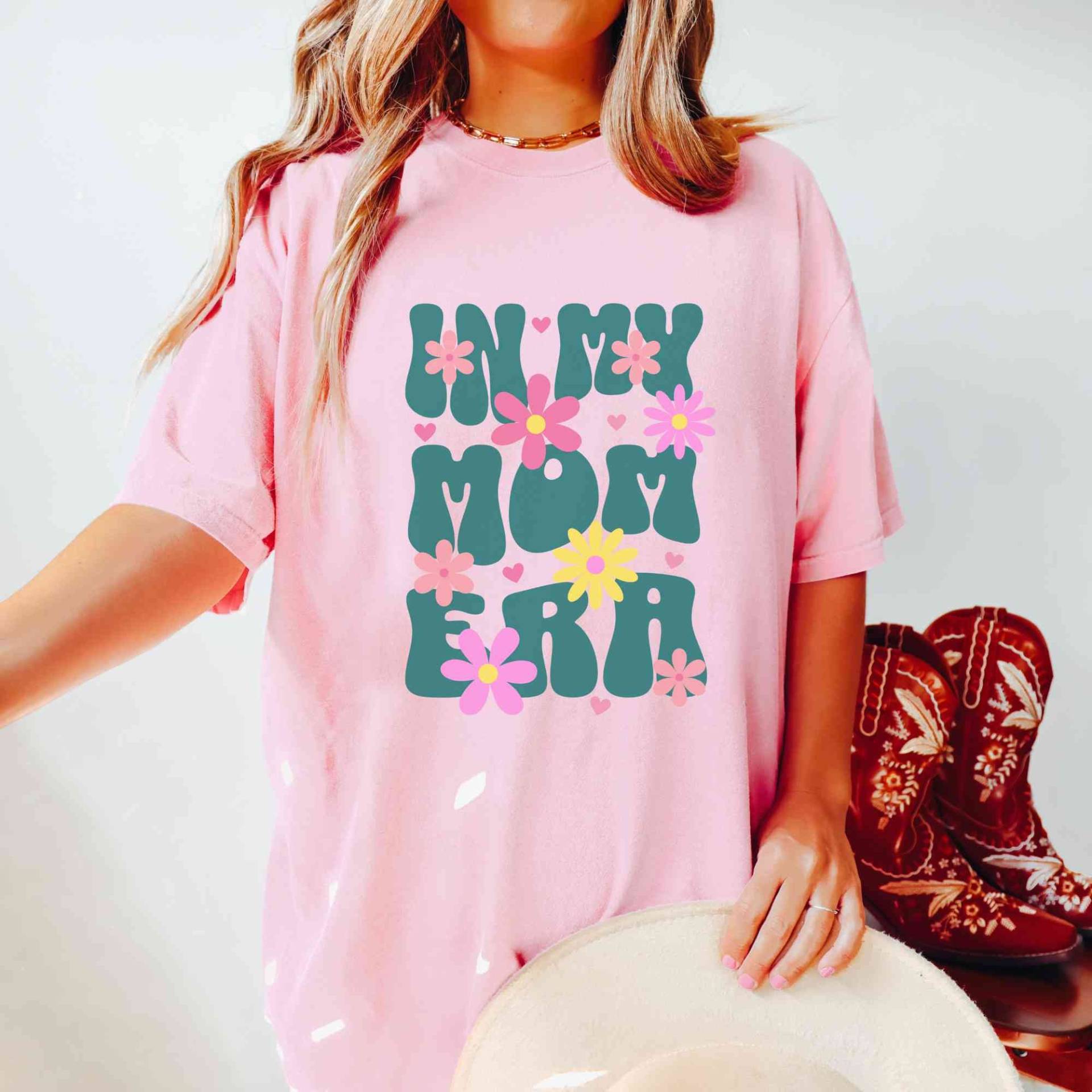Eras Shirt, Lustiges Mama Mutterschaft Neue in Meiner Mom Ära, Oversized Stillen Comfort Farben Eras Shirt, Lustiges Mama Mutterschaft Neue in Meiner Mom Ära, Oversized Stillen Comfort Farben von LeisurelyMoments